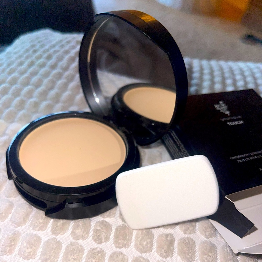 VELOUR - Younique pressed powder foundation - VELOUR